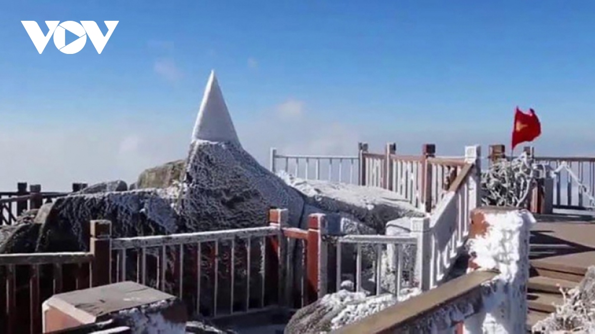 Peak of Fansipan left covered in frost for the first time this winter